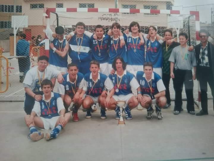 Fotos que aparecen en un cajón. 
Balonmano en pistas de cemento, y con pocos recursos, pero que bien que nos los pasábamos. <a href="/cemrubi/">CE Maristes Rubí</a> Cadete, temporada 1997-1998, si no voy equivocado.

#Handbol #retro #handbolvintage