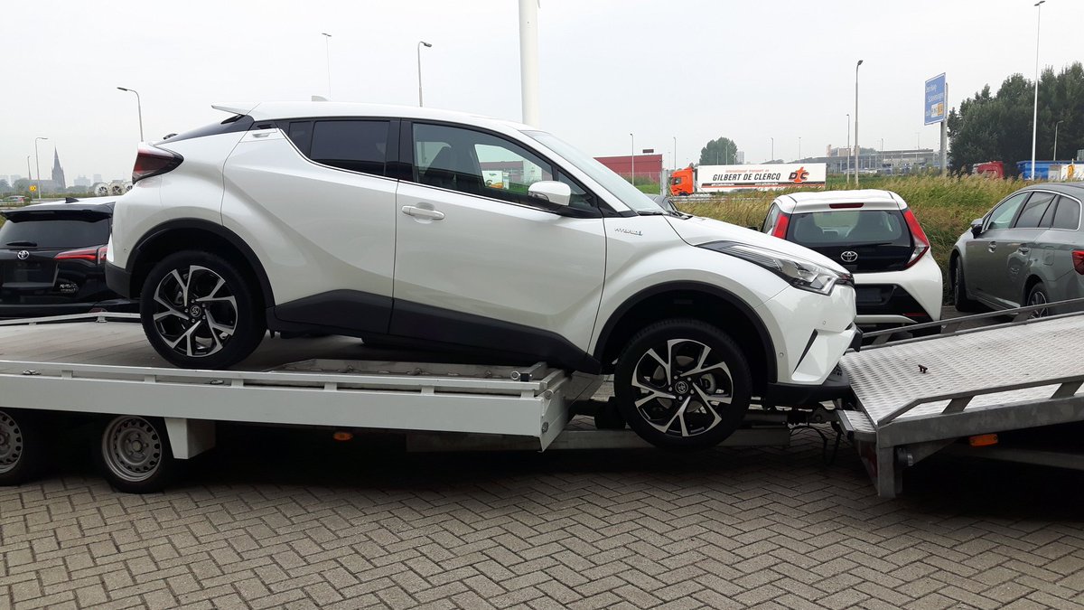 PDitmar's tweet image. Ongelukje zit in een klein hoekje......of hoogteverschil...  voertuig netjes terug op ahw gezet met de kraan. @Vreugdenhil_