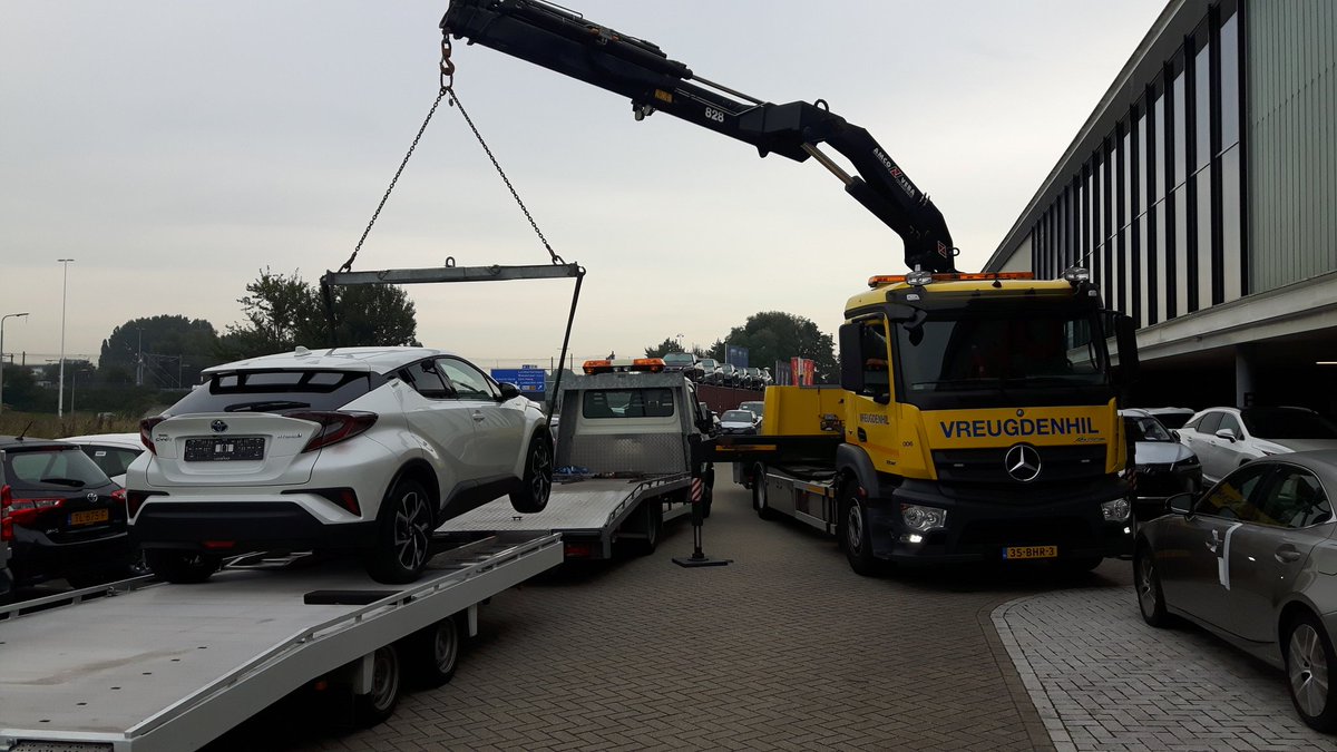 PDitmar's tweet image. Ongelukje zit in een klein hoekje......of hoogteverschil...  voertuig netjes terug op ahw gezet met de kraan. @Vreugdenhil_