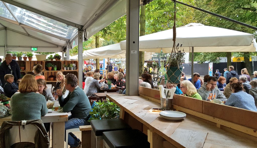 Smaak_vhNoorden's tweet photo. Wat een heerlijk weer vandaag! Ideaal voor een borrel op #Noorderzon bij ons in restaurant Alu Alu! Mét lekker kaasplankje, of droge ham. #goodfood #nzon18 #alualu https://t.co/r1wDjUS6Ak