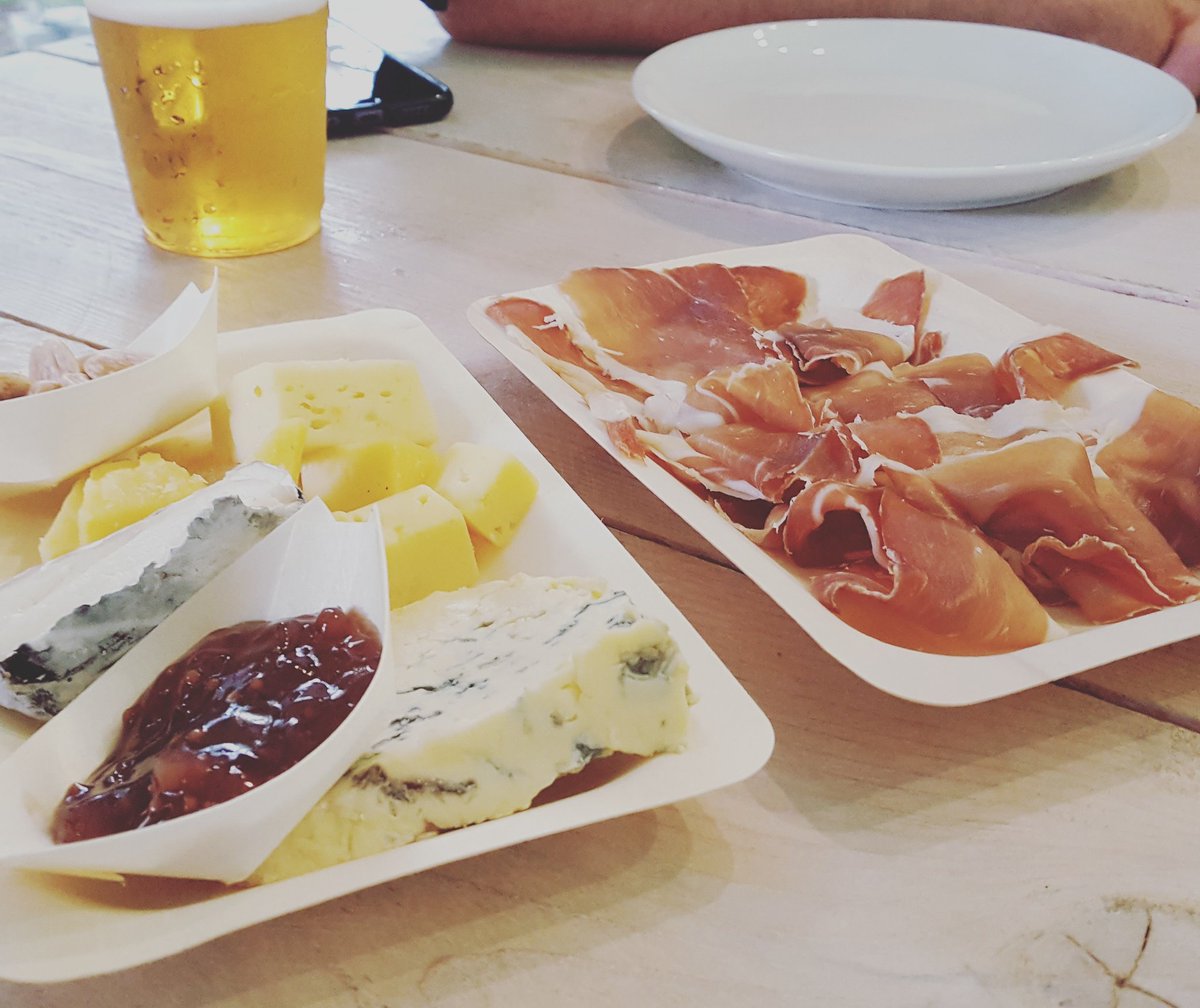 Smaak_vhNoorden's tweet photo. Wat een heerlijk weer vandaag! Ideaal voor een borrel op #Noorderzon bij ons in restaurant Alu Alu! Mét lekker kaasplankje, of droge ham. #goodfood #nzon18 #alualu https://t.co/r1wDjUS6Ak