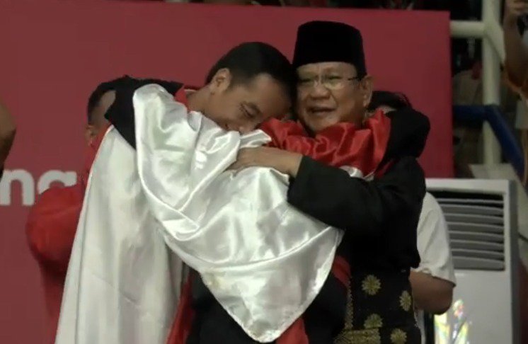 Atlet pencak silat putra Indonesia, Hanifan Yudani Kusuma meraih medali emas, naik ke podium langsung memeluk Presiden <a href="/jokowi/">Joko Widodo</a> dan <a href="/prabowo/">Prabowo Subianto</a> secara bersamaan. SIAPA KITAAAAA???? INDONESIA 🇲🇨👏👏 (foto <a href="/BadmintonTalk/">Badminton Talk</a>) #AsianGames2018 #ElshintaAsianGames #EnergyofAsia