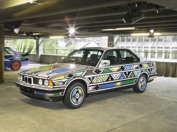 StheChi's tweet photo. Esther Mahlangu is talented in what she's doing and she's doing her best to represent our culture. 

#OurCulture 
#TheArt 
#Ndebele's https://t.co/9y7f6XLJSb