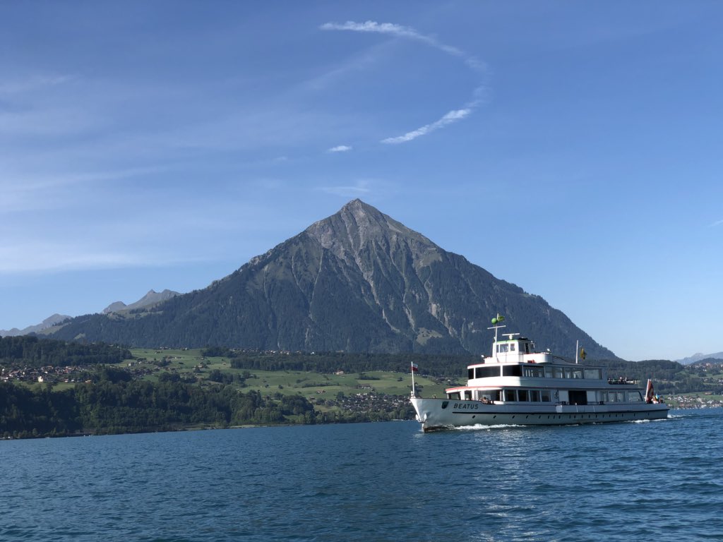 UrsulaZybach's tweet photo. Eine #schiffscrew mit
#gastgeberqualitäten: Motorschiff #beatus in #merligen nochmals zurück an den #steg gefahren für eine verspätete Passagierin! #niesen #thunersee @blsAG @BernerOberland https://t.co/SHcmgTvdwF