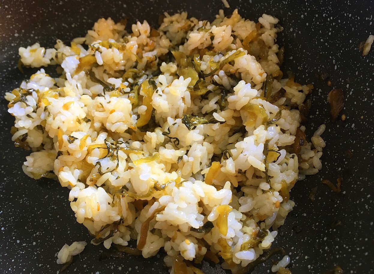 تويتر リュウジ 料理のおにいさんバズレシピ على تويتر 熊本の高菜めし風 チャーハンとは少し違う郷土料理 高菜漬け40gはごま油 大さじ1とめんつゆ小さじ2で炒め火を止めご飯180gと混ぜます 溶き卵一個に塩胡椒し油を引いたフライパンでスクランブルエッグにしご飯