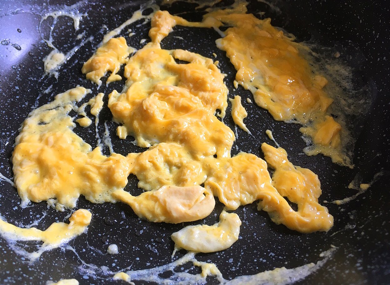تويتر リュウジ 料理のおにいさんバズレシピ على تويتر 熊本の高菜めし風 チャーハンとは少し違う郷土料理 高菜漬け40gはごま油 大さじ1とめんつゆ小さじ2で炒め火を止めご飯180gと混ぜます 溶き卵一個に塩胡椒し油を引いたフライパンでスクランブルエッグにしご飯