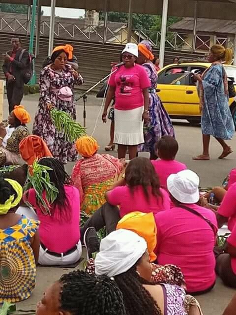 AmbaChild1111's tweet photo. Bongo Square Buea Today 29/08/2018 Women Protest For Ditactor Chief Killer Paul Biya To Stop The Genocide Metted On Ambazonians And Call For Dialogue For Peace To Rein !! @Presidence_CMR @EmmanuelMacron @POTUS @PaulKagame @nikkihaley @antonioguterres @commonwealthsec https://t.co/kGyxnnKpJs