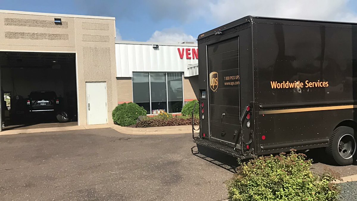 #CaughtSafely Nelson Rivera only having a few pieces to deliver, chose to eliminate a back, choosing a safer parking location. Mirror folded in and flashers on. Nice thinking Nelson!  <a href="/NMckinney78/">Nathan McKinney</a> <a href="/HenryMajerus/">Henry Majerus</a> <a href="/UPSers/">UPSers</a> <a href="/MDahlbergNP_ORS/">Melissa Dahlberg</a>