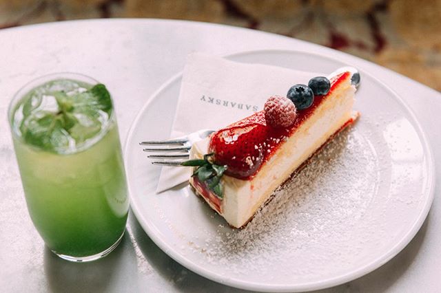 CafeSabarsky's tweet photo. Our remedy for this heatwave: #Cucumber juice with sparkling #lemonade and a slice of #topfentorte
.
.
.
#austriandessert #sweet #afternoonsweets #summer #viennesecoffeehouse #kaffehaus #gurken #limonade #neuegalerie #ues #nycdining https://t.co/MLrexNIfEr