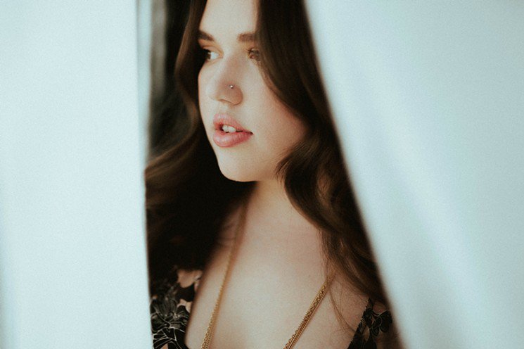 16-year-old country singer <a href="/Frankieleonie/">Frankie Leonie</a> (via <a href="/Dallas_Observer/">Dallas Observer</a> ) ow.ly/ez9o30lByDl has her sights set on stardom  🌟🤠