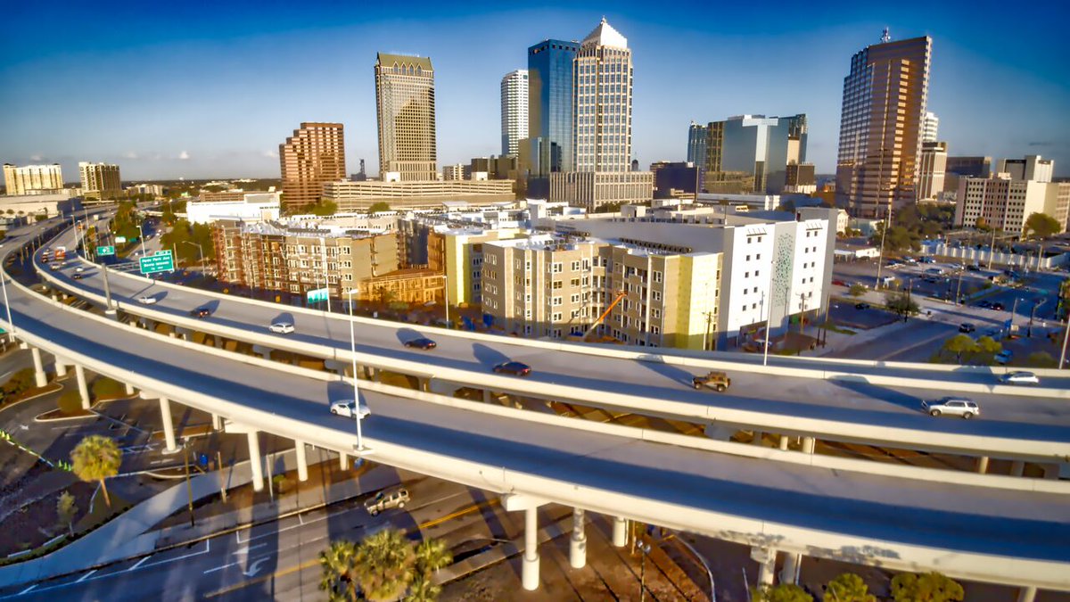 Tampa_CV's tweet image. The CV Pilot will transform the experience for downtown drivers, transit riders and pedestrians by preventing crashes, enhancing traffic flow, reducing transit times and reducing greenhouse gases. tampacv.com @THEASelmon @HNTBCorp @CityofTampa @TampaStreetcar @GoHART