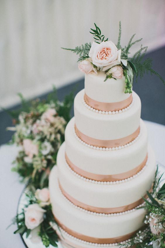 soylanoviacl's tweet photo. El color que se ganó el corazón de las novias este año es el Rose Gold 💕 Delicado, femenino, elegante y muy fácil de combinar ¿Lo quieres incluir en tu decoración? Hoy en el blog te doy varias ideas 🙌🏼 https://t.co/no1ky3oxcM https://t.co/pPvqc5tkMZ