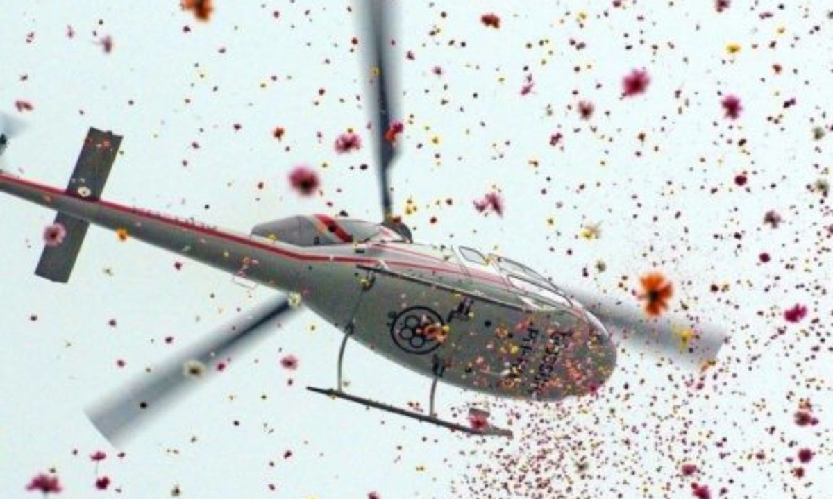 DeOversteek's tweet image. Zondag aanstaande openen we #FOS18 met een feestelijke @bloemenregen van Blossum. Duizenden bloemen dwarrelen vanuit een helikopter omlaag; zo langzaam dat je ze uit de lucht kunt plukken. We zoeken nog 75 vrijwilligers om bloemen over uit te strooien: bit.ly/FOS18-Blossum. 🌼