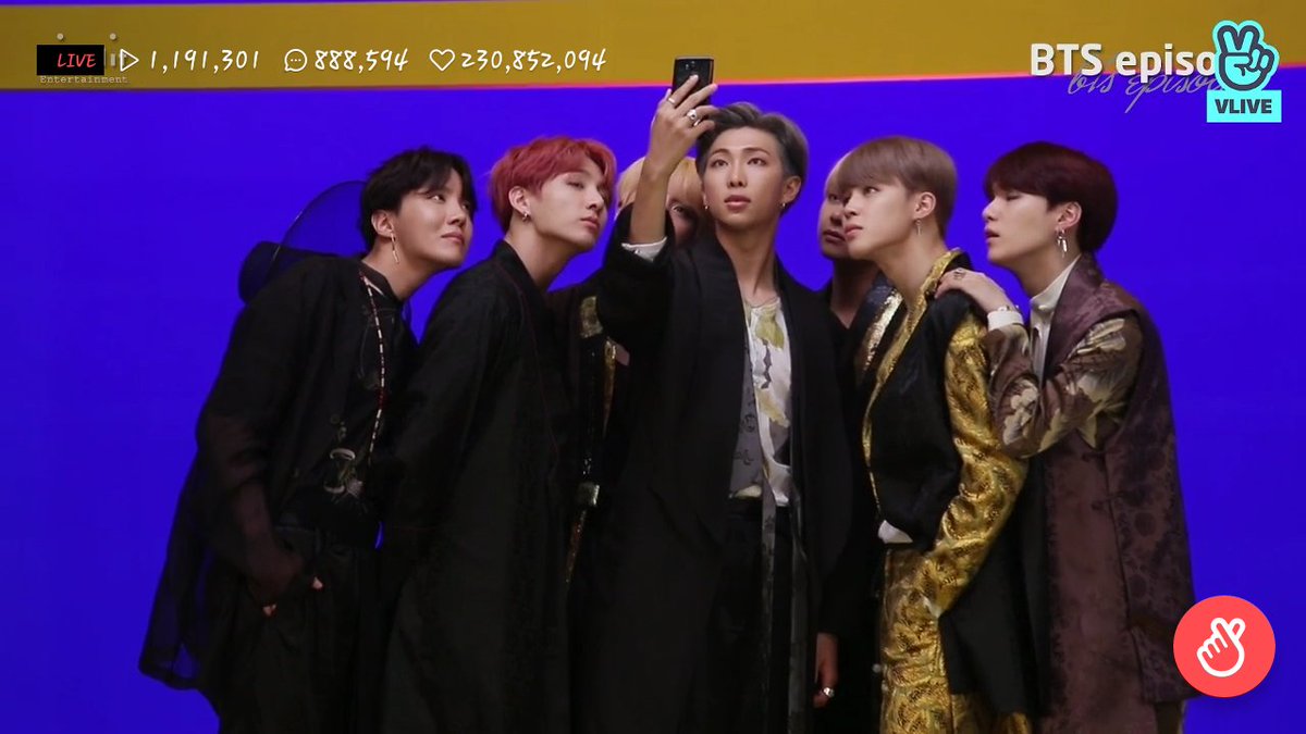 userbtsnotfound's tweet image. #GROUFIEE 😂