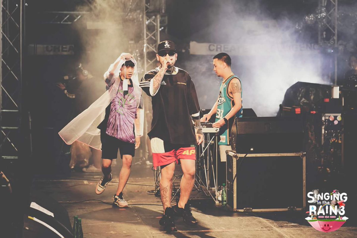 UrboyTJArea's tweet photo. @UrboyTao 🔥🔥 🔥
#SingingInTheRain3 🌧️🌧️🌧️
📍เขาใหญ่
25.08.2018
© 📷 Singing in The Rain
#VillainTour
#URBOYTJ
#UrboyTJarea
#กระต๊อบเลวาน https://t.co/RV795qAYxI
