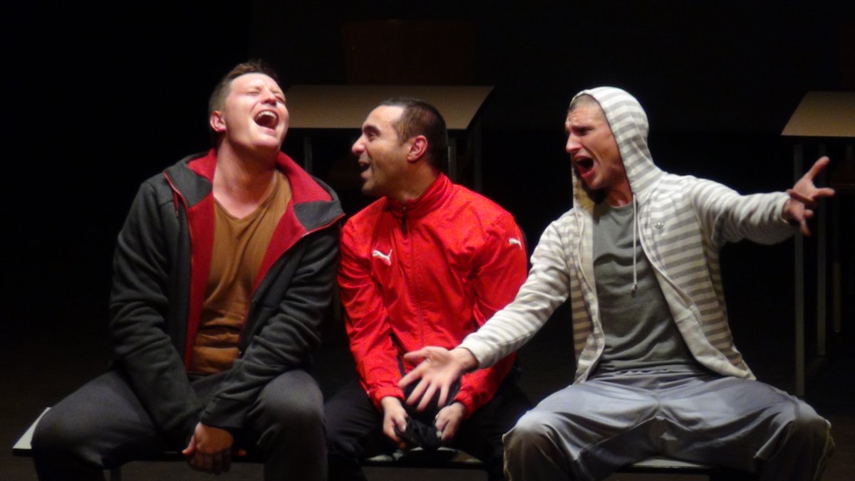 Cinq éternels redoublants d’une école dépotoir, dérapent...
DERNIÈRE LEÇON
mar 26.03 - 20:00 - La Louvière
infos >>> bit.ly/2soWhAq #theatre #education #jeunesse #yapluka <a href="/FThtre/">Fabrique de Théâtre</a> #spas #cestcentral