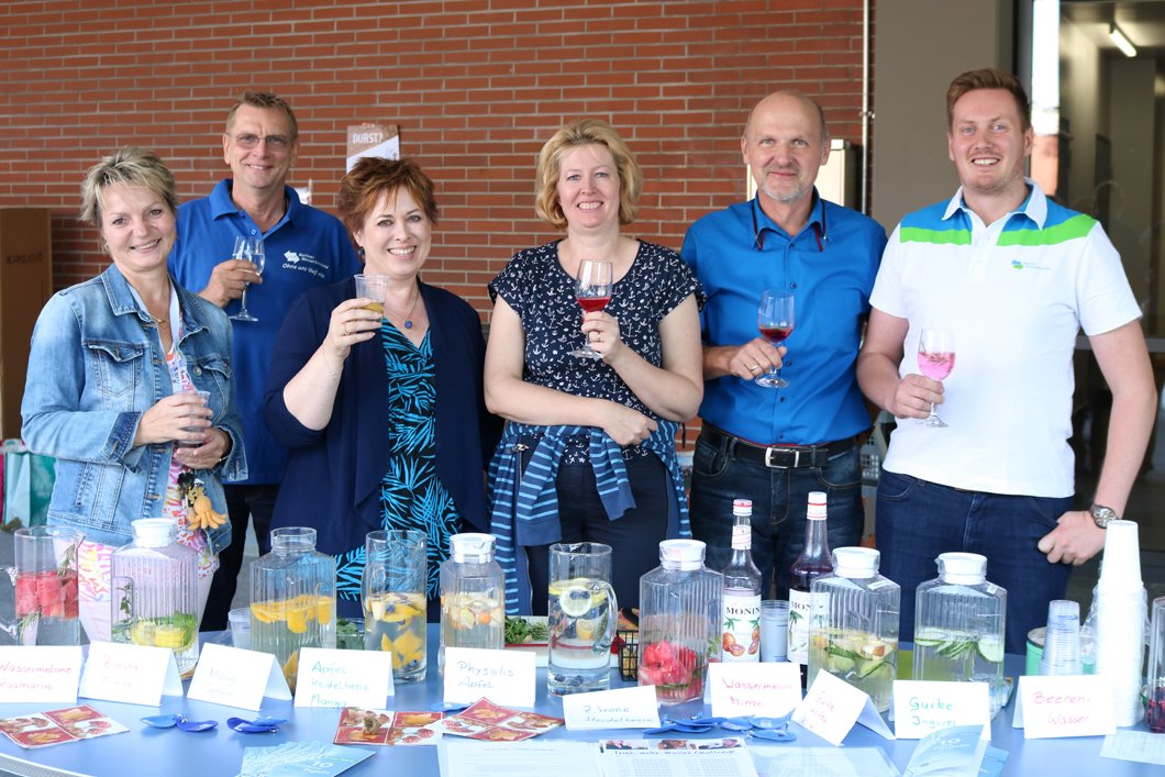 BAMResearch's tweet photo. Heute ist #Wassertag bei #BAMResearch zusammen mit Berliner @wasserbetriebe: Infos rund um’s Lebenselexier, technische Einblicke &amp; fruchtige Erfrischungen zum Probieren. Unser heimlicher Favorit: Mango-Ingwer 😉💦🍎#trinkmehrwasser #refill https://t.co/zqyyslx5CI