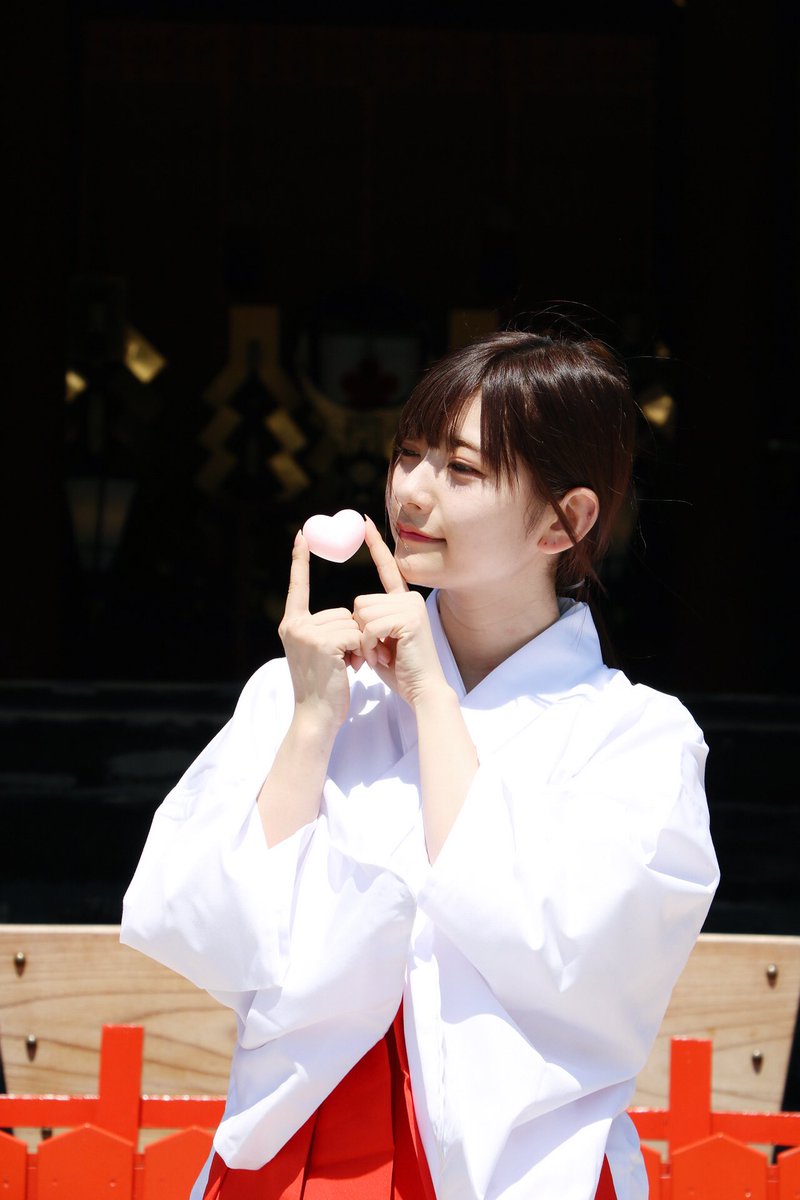 山田麻莉奈 巫女衣装着せてもらた 特別に現役の巫女さんが着付けしてくださいました ハートのもなか売ってたのでいっしょにお写真撮ったよ これも映える