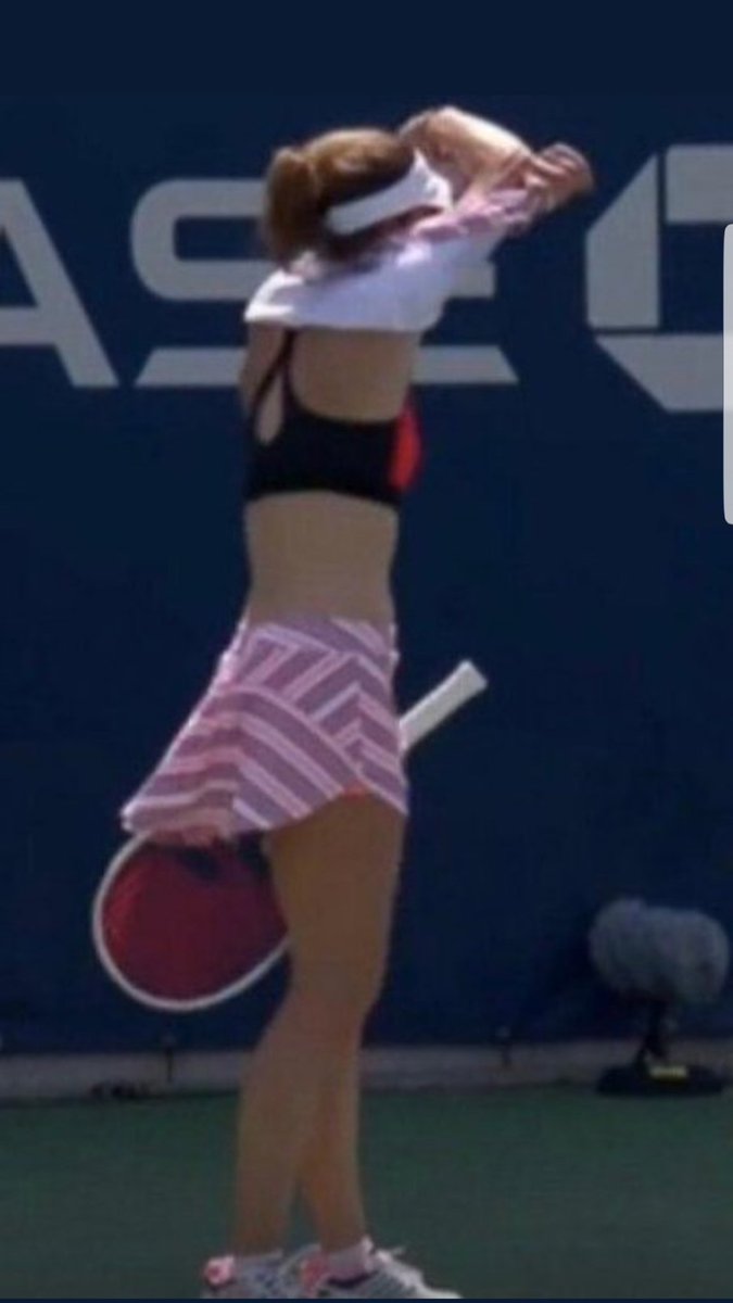 Peryfecto's tweet photo. Ella es Alizé Cornet. Él, Novak Djokovic. Ambos juegan el US Open. Están soportando temperaturas de 40 grados. 

¿Adivináis a cuál han sancionado por quitarse la camiseta?.
Sí, a ella.🙄 #NoEntiendoNa https://t.co/CIU4ik3V1S