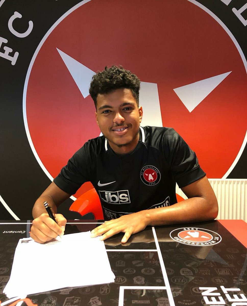PortalEvander's tweet photo. AGORA É OFICIAL!!!
O meia Evander Ferreira foi anunciado hoje como novo jogador do FC Midtjylland por 1 temporada de Empréstimo. ⚽🇩🇰🔟
#Boasorte #FcMidtjylland #Idolo #10 #Voagaroto #ForzaWolves https://t.co/6x2kjDJOnf