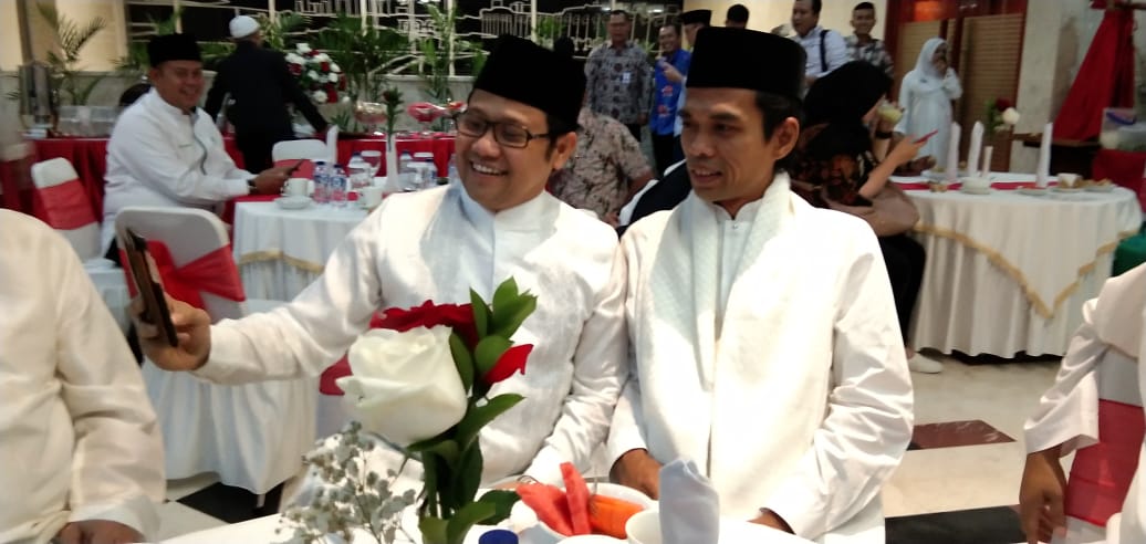DPP_PKB's tweet photo. Momen kebersamaan @cakimiNOW dan Ustad Abdul Somad dalam acara #HUTMPR73 di lapangan Komplek MPR/DPR RI Senayan. https://t.co/6DVMwlJMkH