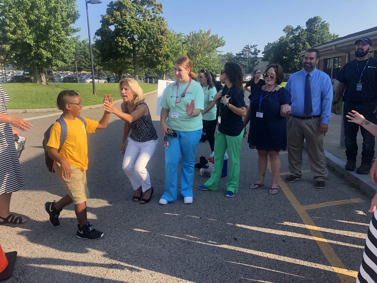 CaroleFiola's tweet photo. @frpsinfo Welcome back High Five day in @fallriver_ma. Lots of smiles, hugs and tears to console on this first day at my alma mater, Spencer Borden. Our #teachers, students and families are ready for educating and learning. #fallriverproud #theyrereadytolearn https://t.co/5HArrOKaXb