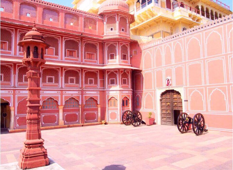 Syo インドの ジャイプール というピンク色に彩られた街があるそう こんな可愛いエリアが存在するなんて 世界観がまるで グランド ブダペスト ホテル だ