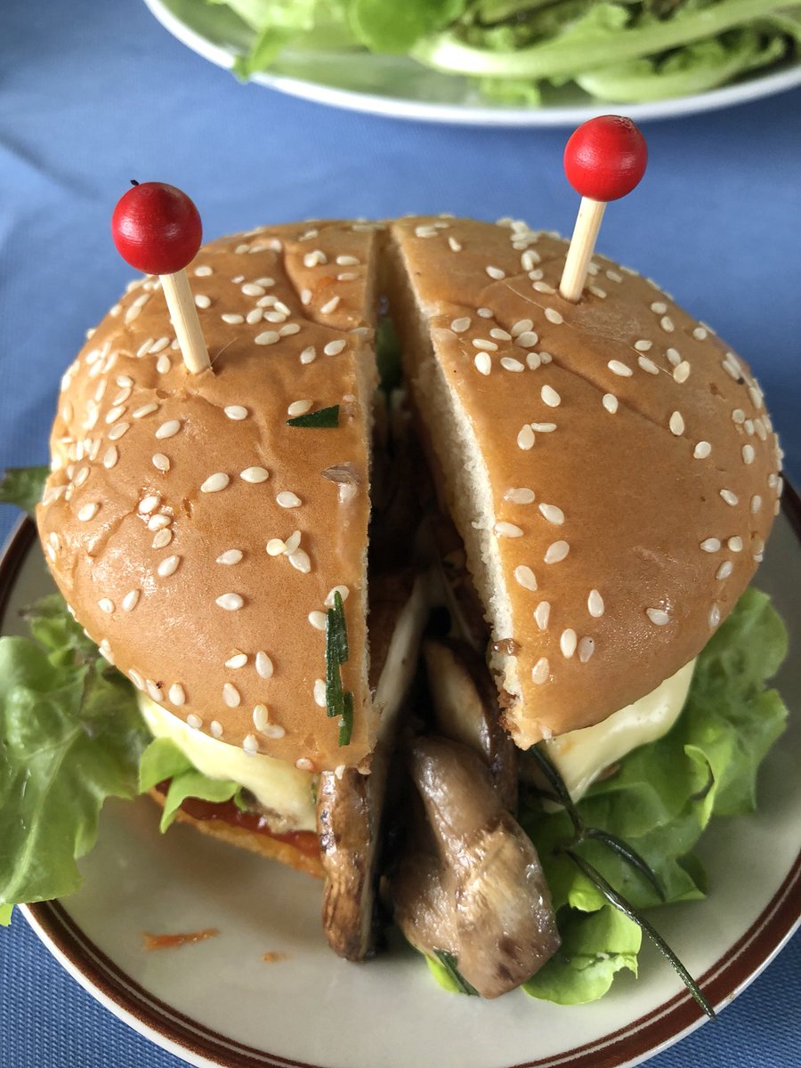 LewPatama's tweet photo. รีวิว เบอร์เกอร์เห็ดพอตตาเบลโล ข้าวผัดชาเขียว อร่อยเด็ด ที่ศูนย์พัฒนาโครงการหลวงขุนวาง เชียงใหม่ @aroii @wongnai #อร่อยบอกต่อ #อร่อยไปแดก #อร่อยต้องลอง https://t.co/9UIOYvHu3T