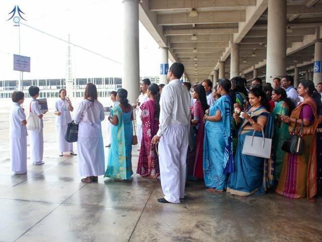 KLEENIQTHAILAND's tweet photo. ข้าราชการ45ท่านของ #ศรีลังกา เดินทางมาชม #วัดพระธรรมกาย ภายหลังเสร็จการประชุมที่ #ประเทศไทย
พวกเขาขอให้ผู้จัดงานประชุมจัดทริปพิเศษมาที่ #วัดพระธรรมกาย แต่ละท่านมีโอกาสนั่ง #สมาธิ บูชาเจดีย์และคำถามมากมายเกี่ยวกับการบริหารจัดภายในวัดเช่นความมีระเ��ียบ ความสะอาดโดยรอบ สาธุๆๆ
Cr WDC https://t.co/yUJbEEVFRc