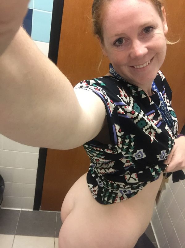 Plan cul dans les toilettes du boulot tinyurl.com/y7dyk3s3 pour bien finir la journée avec une bonne baise #femme #infidele