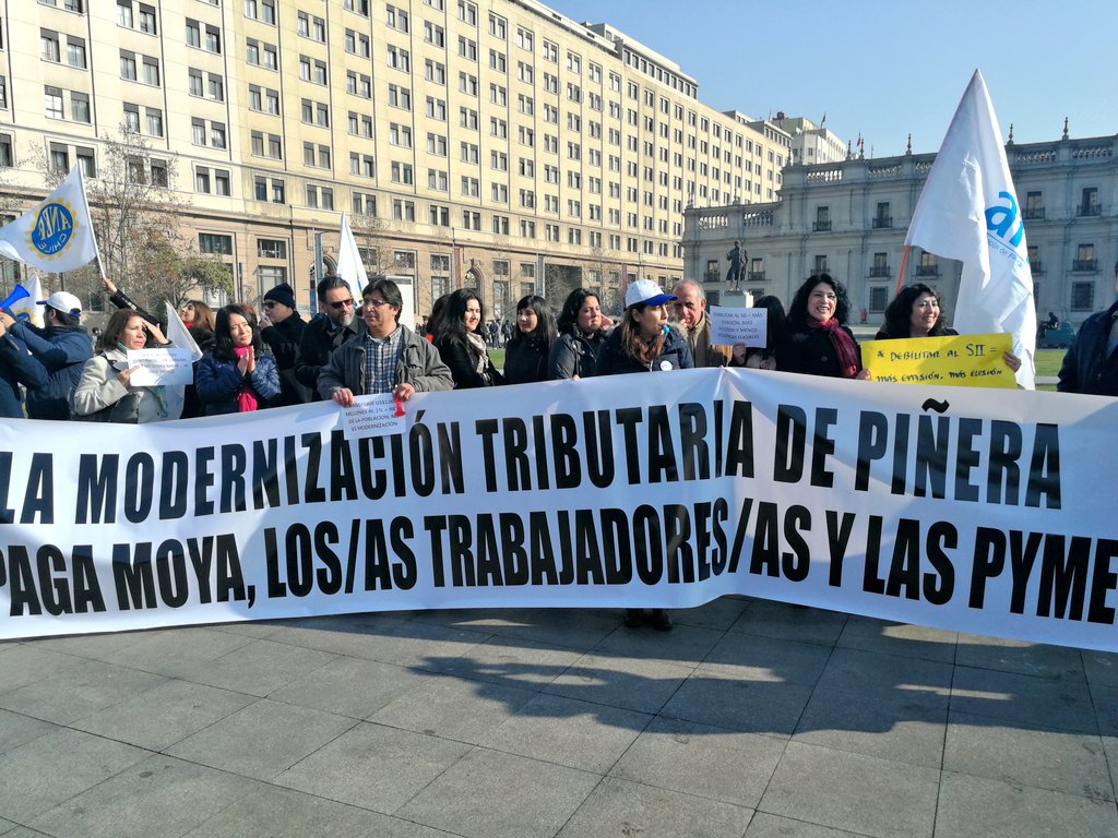 anefchile's tweet photo. AHORA: ANEF junto a sus afiliadas de Impuestos Internos -ANEIICH y AFIICH- en La Moneda para protestar en contra del proyecto de Ley de Modernización Tributaria. #ParoSII #NoalaContrarreformaTributaria https://t.co/ZA9XhtWw24