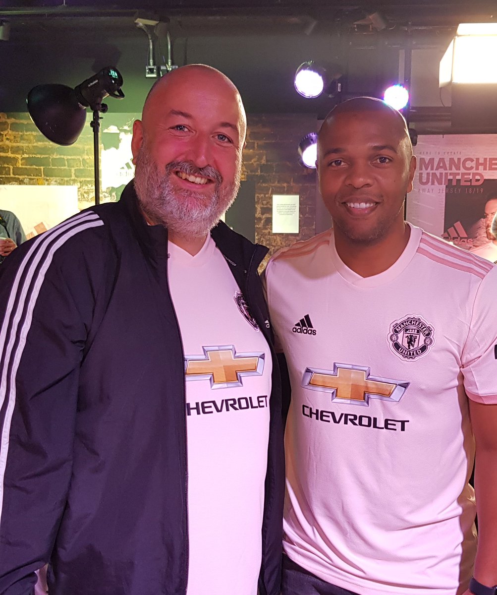 Padawanrob's tweet image. Nice to meet this @ManUtd legend today at the kit launch in MCR, great guy had loads of time for the fans, 👏👏 @QuintonFortune #respect #mufc #utdlegend #pinkkit #manutdawaykit
