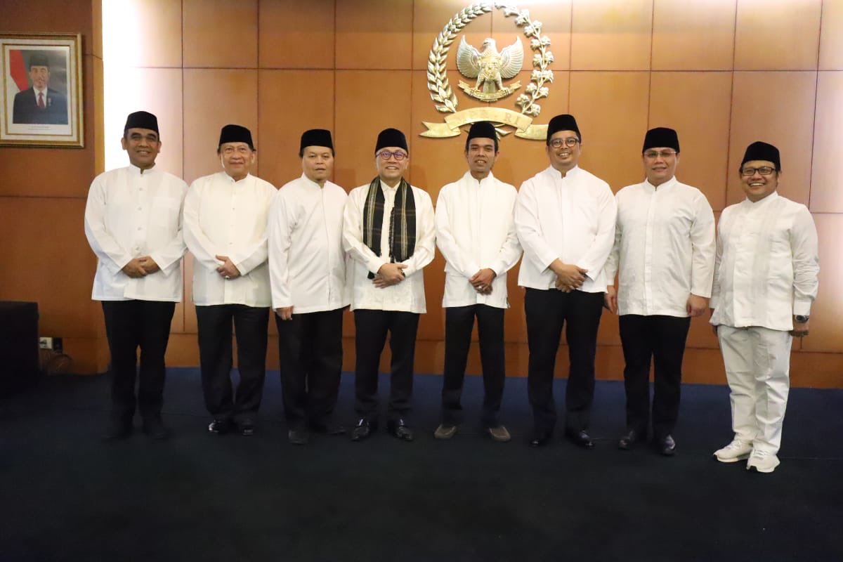 ZUL_Hasan's tweet photo. Selamat datang di MPR Ustadz Abdul Somad. Selamat datang di Rumah Rakyat, Rumah untuk seluruh rakyat Indonesia
#HUTMPR73 https://t.co/rQJ00bWXAs