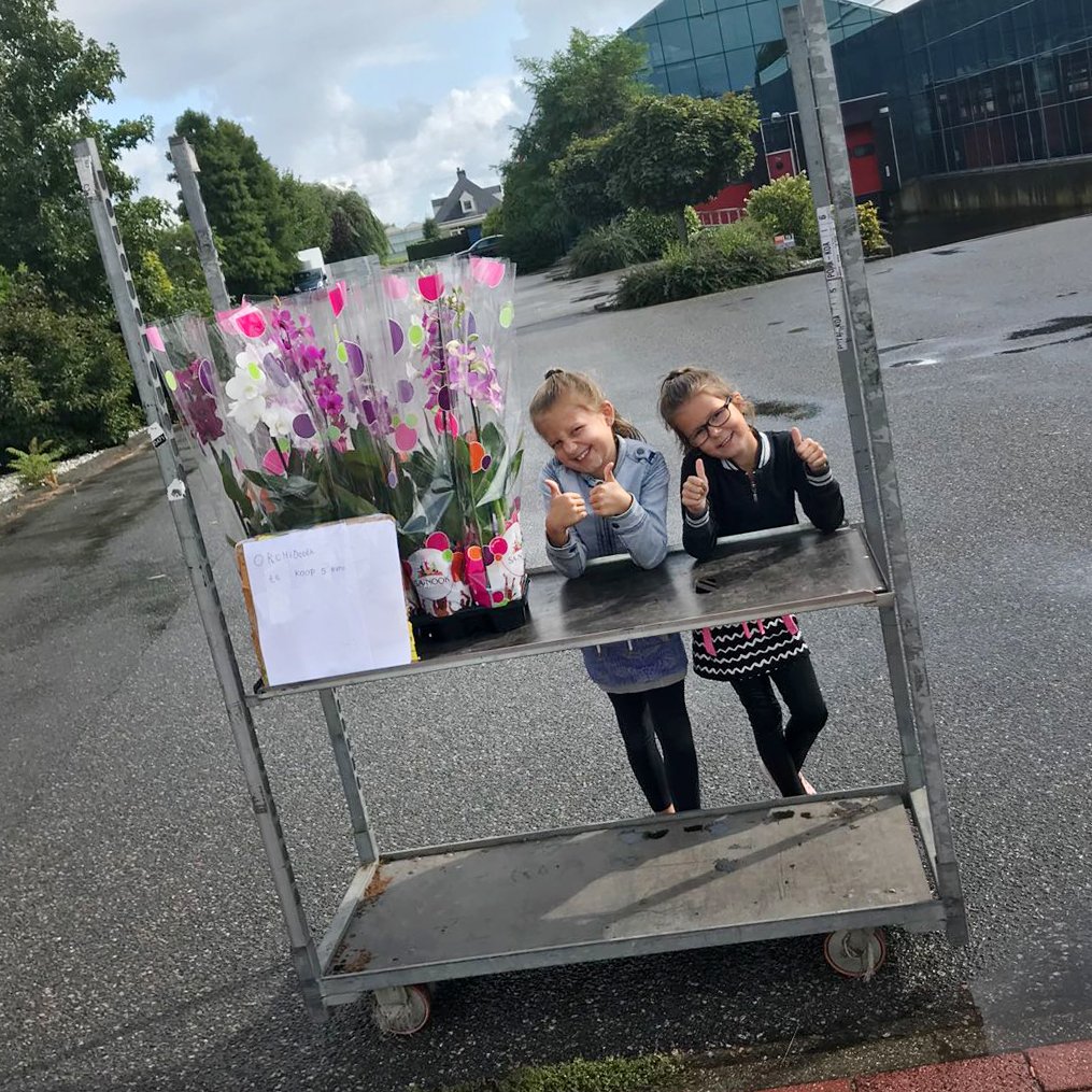 PS. we hebben ook twee nieuwe Dendrobium Sa-nook verkoopsters. ;-)