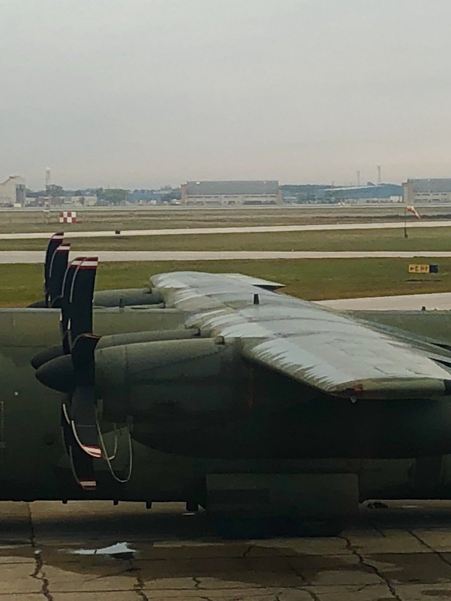 RoderLorne's tweet image. Look what’s outside my window today!  “The British are coming”.  😀It’s a Lockheed C-130J Hercules C-4 transport, owned by the RAF as ZH-869.  Q: What are they doing here?
@mbaerospace @HistoryoFlight @RAFMUSEUM @RCAF_ARC