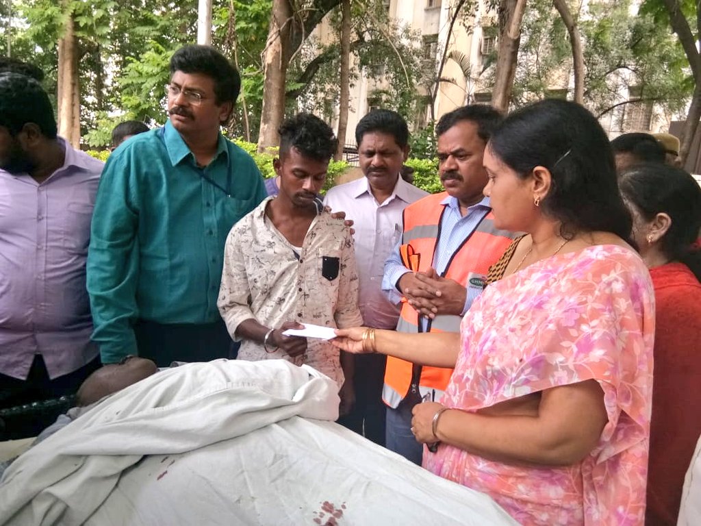 *Commissioner Sir, GHMC rush to spot in Osmania General Hospital on the fatal accident of our worker Ramesh of Rajendra Nagar circle and consoled the next of kin and assured assistance from #GHMC to the bereaved family .*