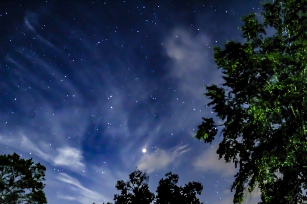 Mars peaking thru the clouds last night over North Alabama @simpsonwhnt <a href="/spann/">James Spann</a> #valleywx #alwx