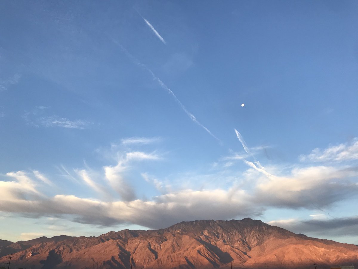 HiltonPSprings's tweet photo. We love waking up to this! 

#nofilter #naturephotography #mountain #views #wanderlust #socal #coachellavalley #palmsprings #travel #sunrise #moon #psiloveyou #desert #sanjacinto https://t.co/SV7qz2uzad