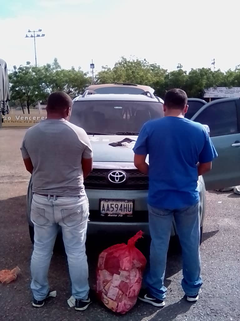 11BRIGBLINDADA's tweet photo. RELACION DEL MATERIAL INCAUTADO POR @EJB_11BRIG: 173.350.000BSF, 438 BsS, 22.000 PESOS, 40 CESTA DE SAPOTES, 10 SACOS DE PARCHITAS, 6 MIL KILOS DE MELON, 8 CESTA DE AGUACATE 415 SACOS DE YUCAS Y 116 SACOS DE NARAJAS. https://t.co/uecx3M81fh