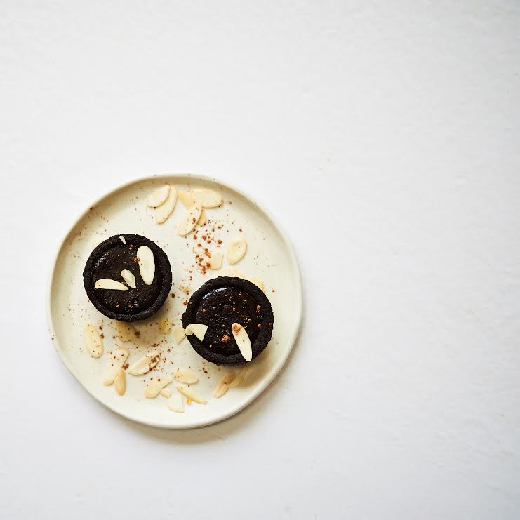 LivingKitchenCo's tweet photo. These almond butter cups from @HailMerrySnacks are SO amazing! <3 https://t.co/wt115ctsiS