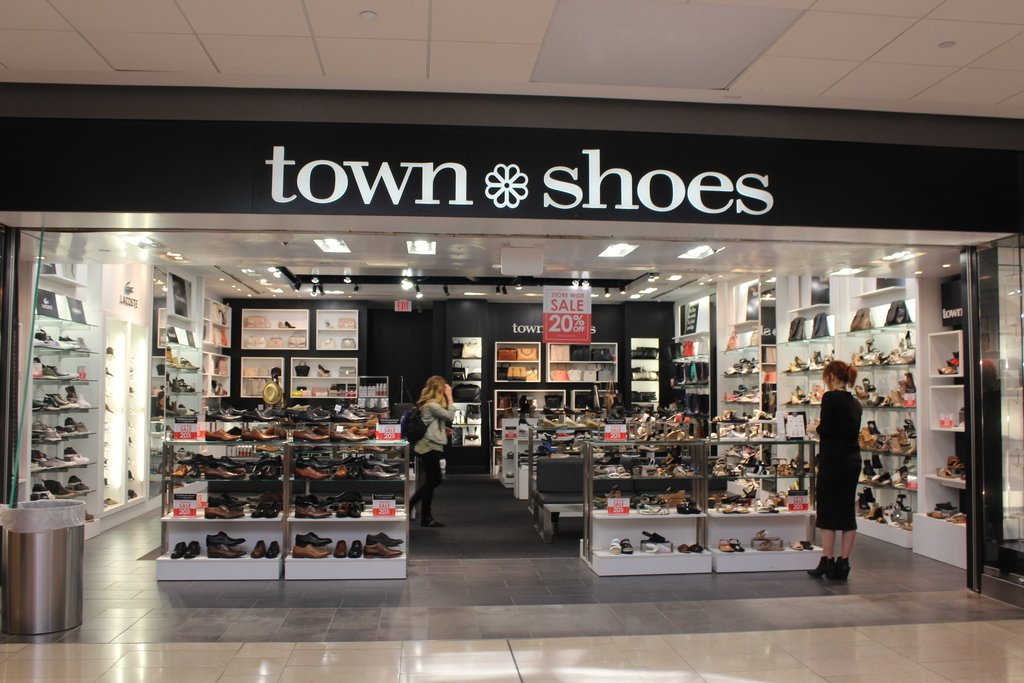 town shoes closing