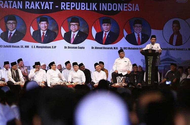PKBTV's tweet photo. Wakil Ketua @mprgoid @cakiminow menghadiri syukuran dan doa bersama Majelis Permusyawaratan Rakyat-Republik Indonesia mempengringati HUT MPR RI ke-73.
#hutmpr73 #indonesia #cakimin #NKRI #bhinekatunggalika #pancasila https://t.co/N1R6rSlFAS