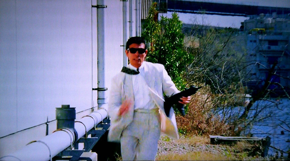 孤独のディアマンテ Ar Twitter 白スーツにウージー この直後のrunning Shotがかかって ユージがボートを追跡するシーンが また堪らんのですわ もっともあぶない刑事