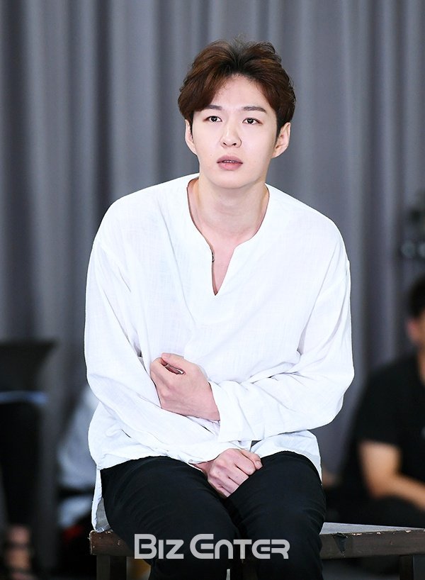 Day 008/593D-5850829182226Seobbie attended the presscon for Iron Mask today.Nabanggit na naman yung about sa enlistment. Malapit na talaga. :")And Changsub once again made some of you swerve into his lane. 