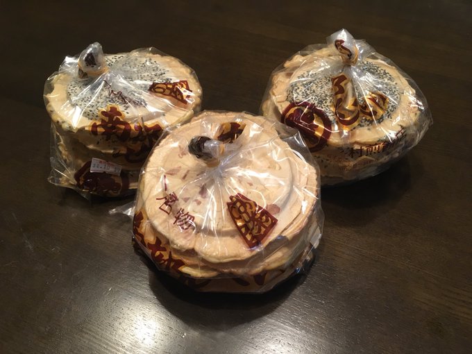 ヒラメちゃんの大好物塩せんべいのモデルと噂されている南部せんべいを頂きました。 