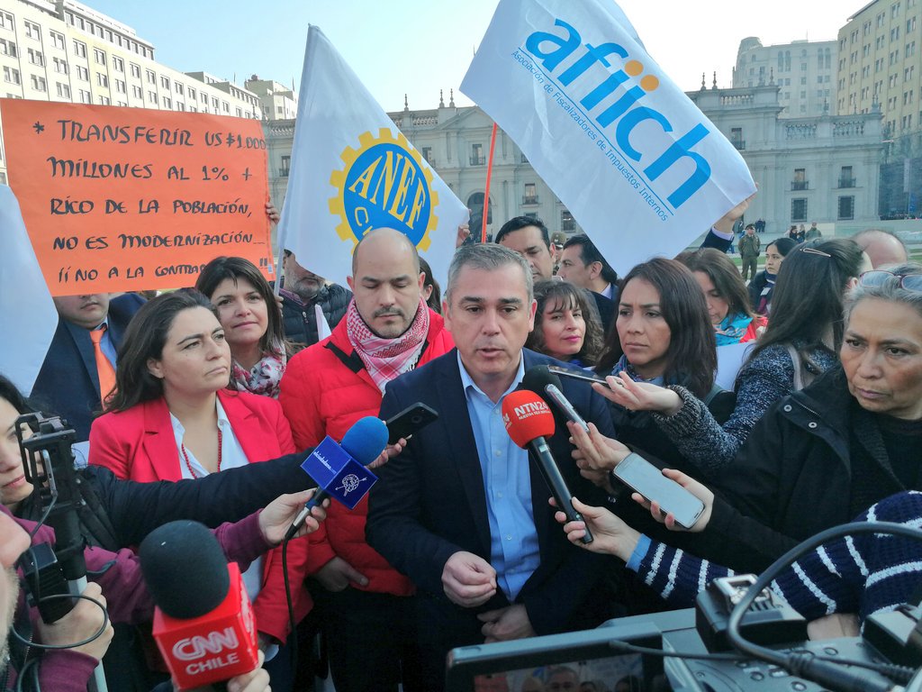 aneiich's tweet photo. Protesta de funcionarios/as de Impuestos Internos en La Moneda para rechazar el proyecto de Modernización Tributaria y exigir que no se legisle sobre la materia. ANEIICH y AFIICH entregaron una carta al Presidente. #NoalaContrarreformaTributaria #ParoSII https://t.co/15yHqXJiXN
