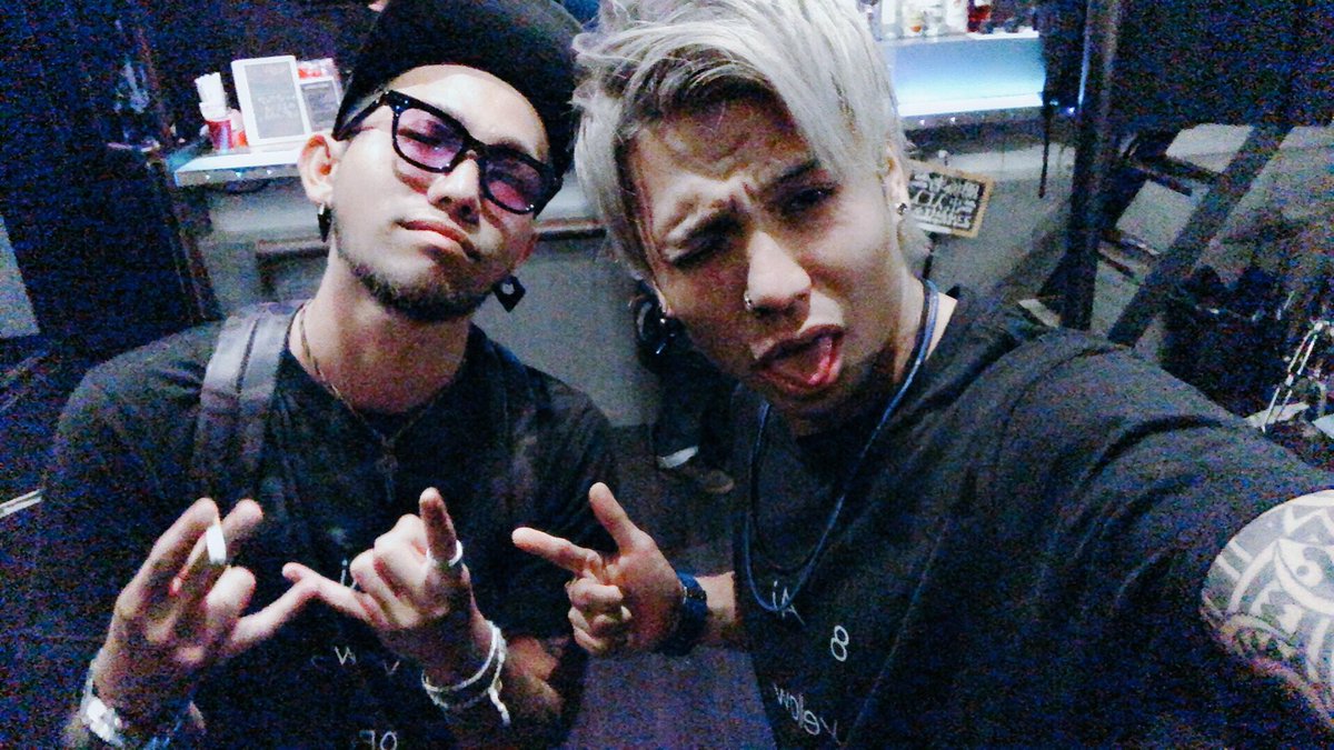 Araw_FCB's tweet photo. DJ NINEとショット♪
コヤツにテキーラストレート2杯飲まされて死にかけてるなう。。

#DJNINE https://t.co/QrebfWheZk