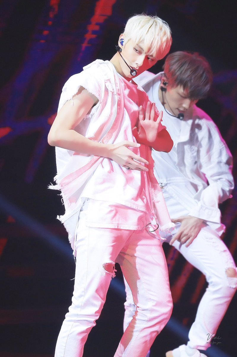 CARAT_CHILE's tweet photo. [Especial • 170829] #JUN durante el concierto 《Diamond Edge》 en Chile.

#DiamondEdgeInChile #세븐틴 #SEVENTEEN
 cr. En las imágenes https://t.co/ImrTFQNAnM