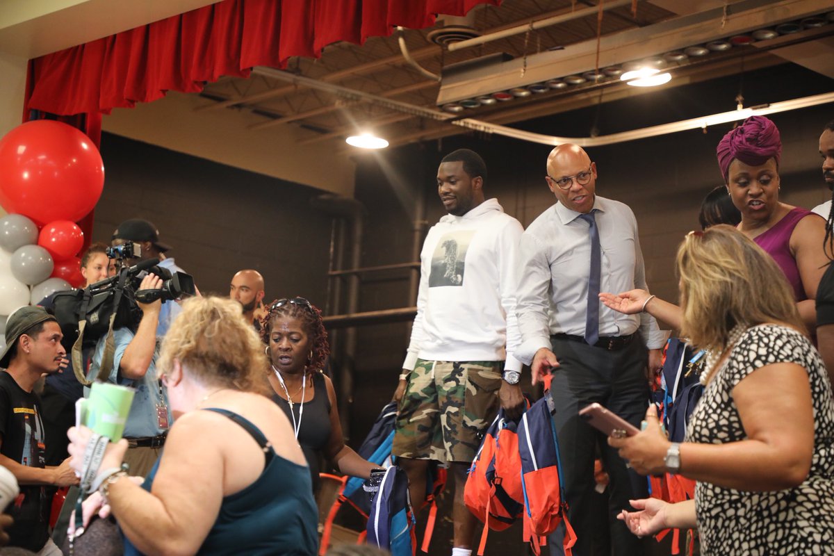 PHLschools's tweet image. Thank you @MeekMill for giving back! The students will enjoy their new backpacks and school supplies 🖍📒✏️ 
What a great way to kick off the school year! 🎒 #PHLed