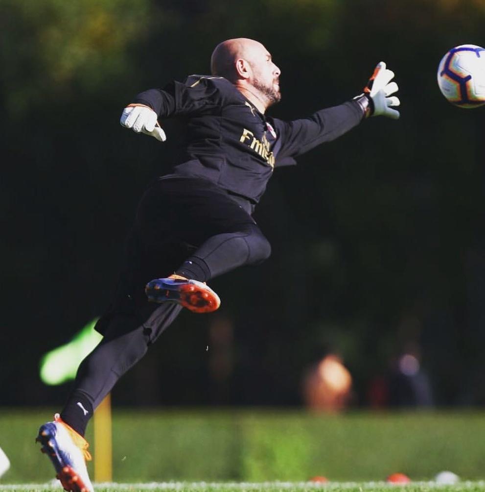 rossonerinewsid's tweet photo. Yang setuju retweet pas lawan Roma, harusnya @acmilan memberikan kesempatan buat @PReina25 bermain dari awal https://t.co/L2Z6sL4vhA